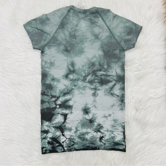 Lululemon Swiftly Tech Short Sleeve 2.0 Shibori Stripe Graphite Gray - Picture 2 of 12